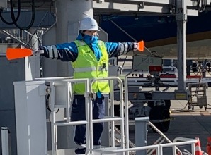 関空エンタープライズの空港業務 機側搭降載業務